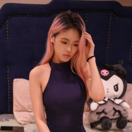 武侯单手抱草莓